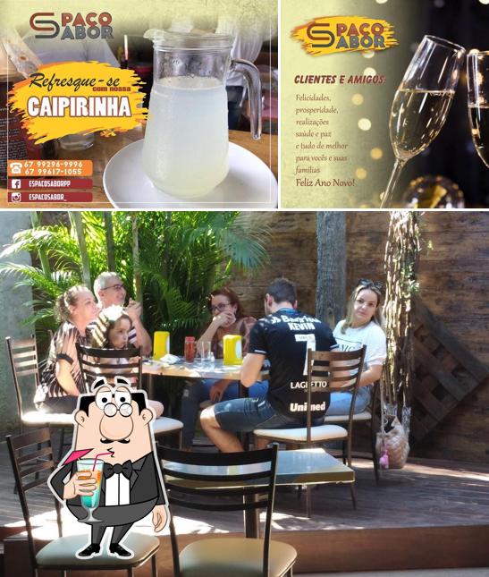 A bebida e mesa de jantar do restaurante