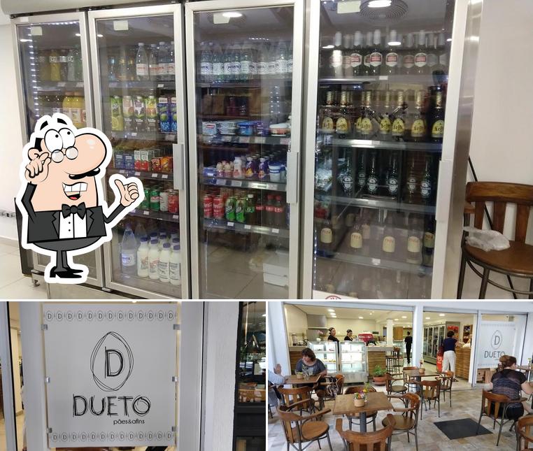 Sente em uma das mesas no Duo Pães & Café