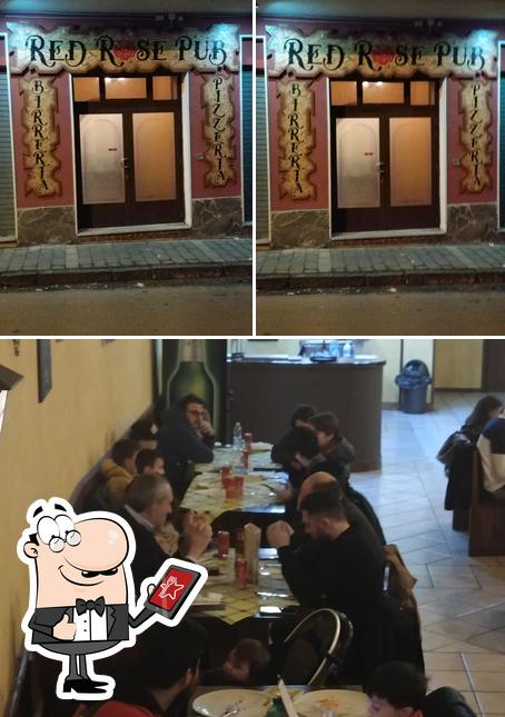 Questa è la immagine che raffigura la esterno e tavolo da pranzo di Red Rose Pub