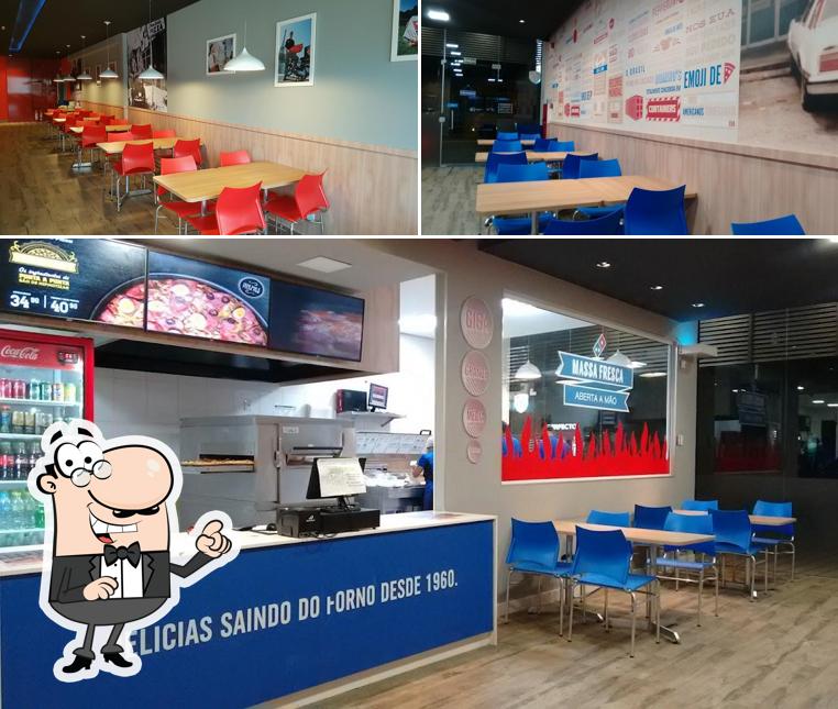 Sente em uma das mesas no Domino's Pizza - Joinville