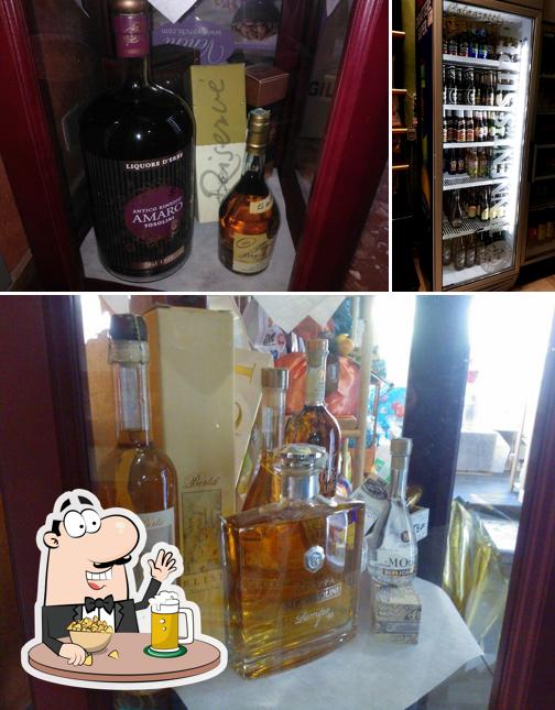 Puoi ordinare un rinfrescante bicchiere di birra chiara o scura