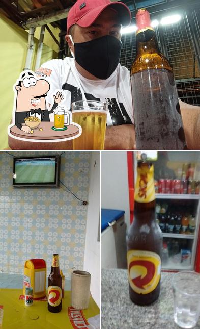 Desfute um copo de cerveja leve ou escura