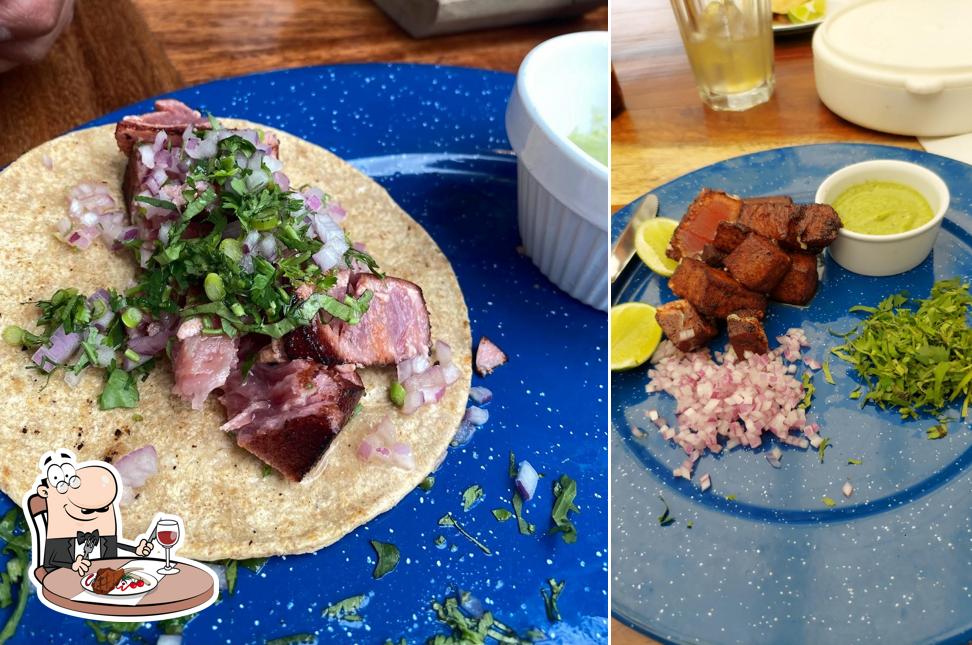 Prueba un plato con carne en Los Culiados Mariscos