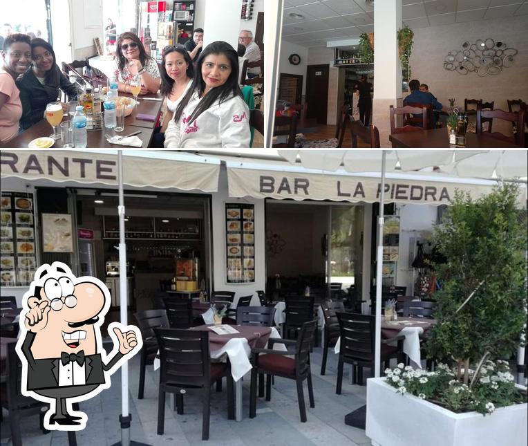 Посмотрите на внутренний интерьер "Restaurante Bar La Piedra"