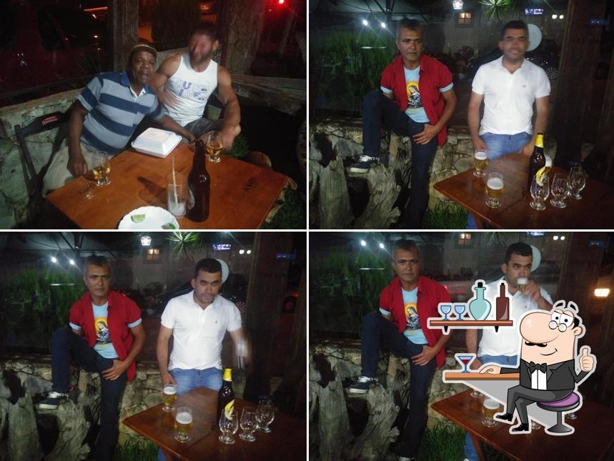 Sente em uma das mesas no Restaurante Carro de Boi