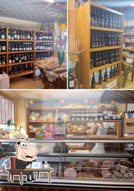 Tra le diverse cose da La Cantina Vicina si possono trovare la interni e cibo