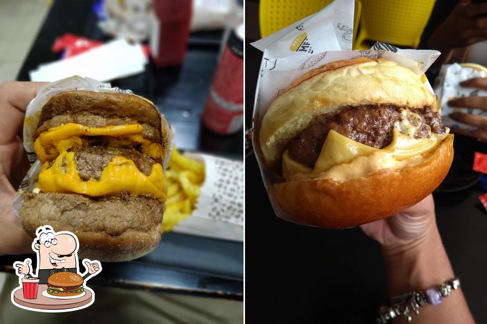 Experimente um dos hambúrgueres oferecidos no Meatz Burger N' Beer - Guará II