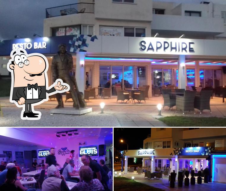 Installez-vous à l'une des tables de Sapphire Bar and Diner Paphos