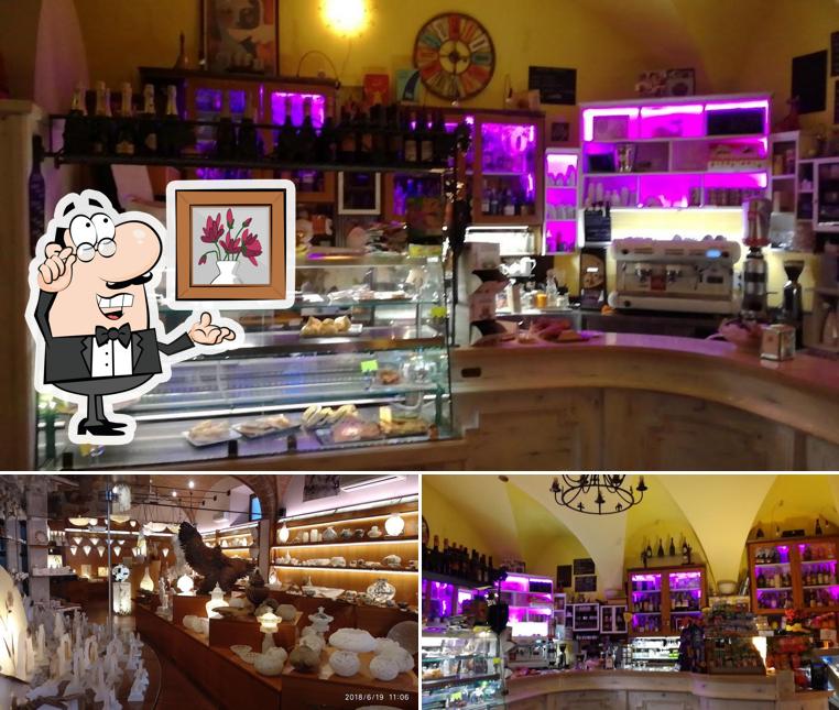 Dai un'occhiata agli interni di enjoy caffè