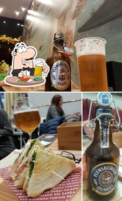 Puoi ordinare un rinfrescante bicchiere di birra chiara o scura