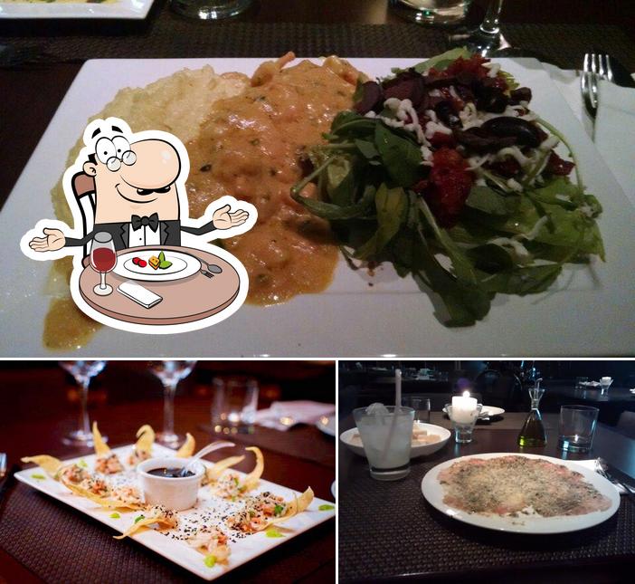 Entre diversos coisas, mesa de jantar e comida podem ser encontrados no Restaurante Picasso