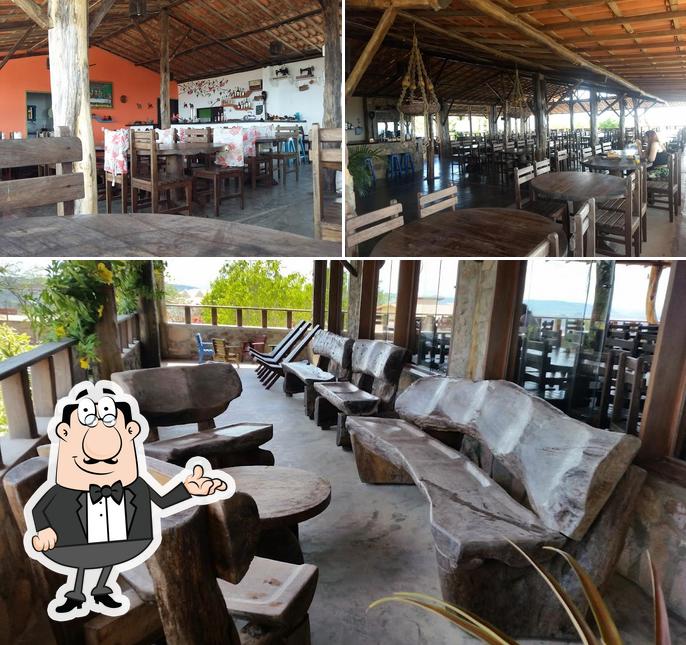Sente em uma das mesas no Restaurante Galinha Da Serra