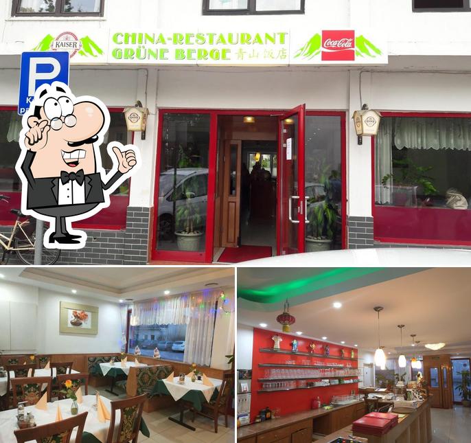 Nehmt an einem der Tische im China-Restaurant Grüne Berge Platz