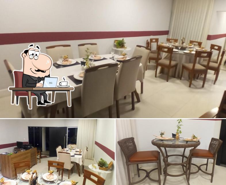 Sente em uma das mesas no Dona Ana - Restaurante e Pizzaria