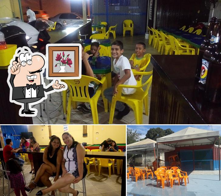 Sente em uma das mesas no Sim Brasil Bar