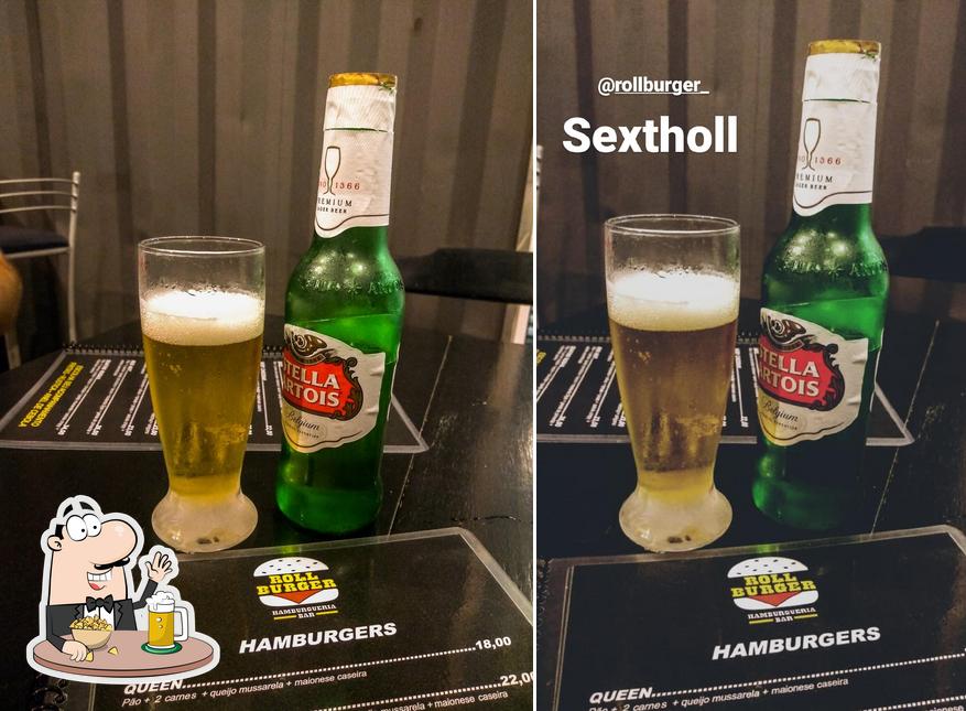 Desfute um copo de cerveja leve ou escura