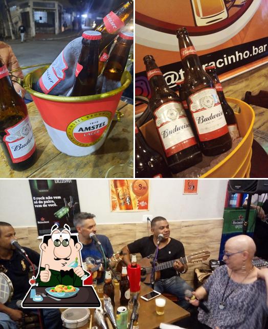 Entre diferentes coisas, comida e interior podem ser encontrados no Terracinho Bar