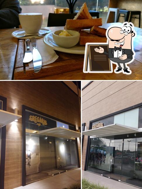 A foto do Gregário Café’s exterior e comida