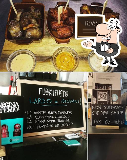 Parmi les différentes choses de la tableau noir et la nourriture, une personne peut trouver sur FuoriFusto Birrosteria Milano