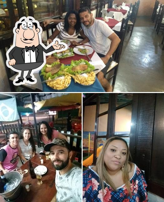 Sente em uma das mesas no Fried Fish