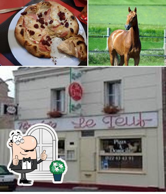 Pizzeria le teuf se distingue par sa extérieur et pizza