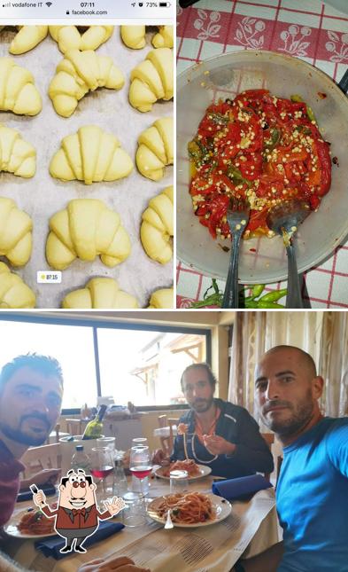 Dai un’occhiata alla foto che presenta la cibo e tavolo da pranzo di Tuturo