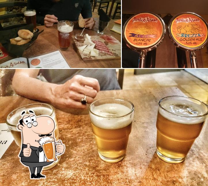 Puoi ordinare un rinfrescante bicchiere di birra chiara o scura