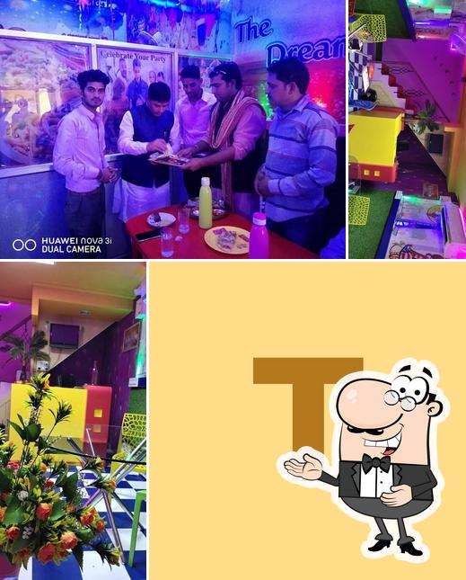 Dreamland Cafe and restaurant Best Cafe in Taranagar Best Fast Food Restaurant Best Veg- Cafe Best Party Hall