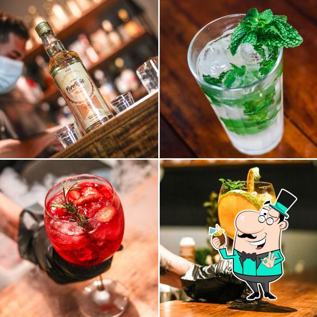 Experimente uma drinque alcoólico do menu