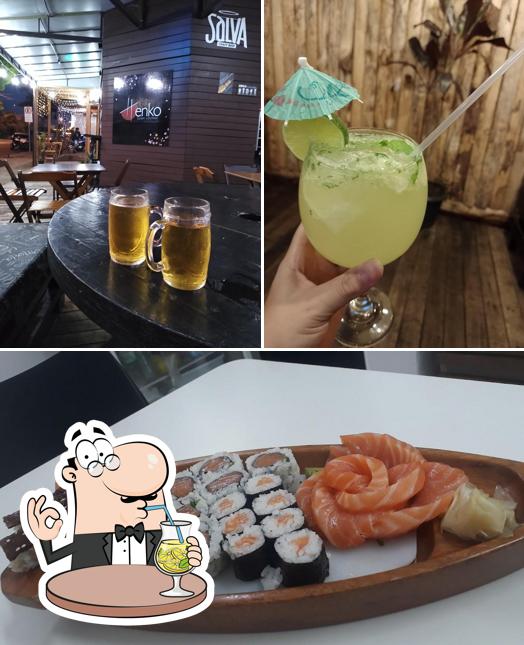 A bebida e sushi do restaurante