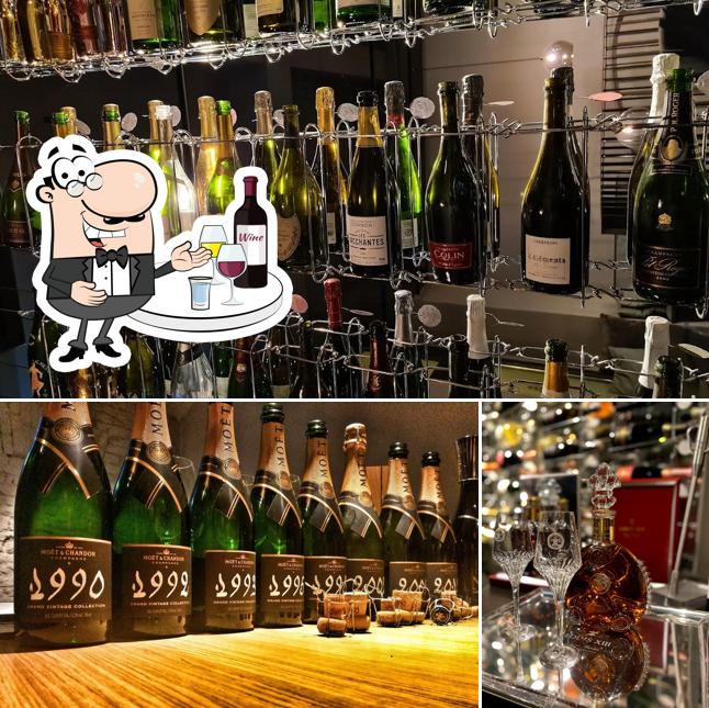 Capsule-Salon de Champagne Champagner-Bar und Shop Wien sirve alcohol
