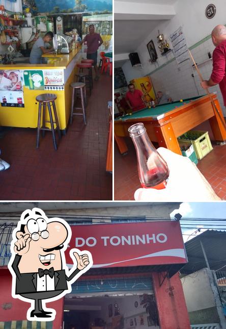 Entre la variedad de cosas que hay en Bar do Toninho también tienes interior y exterior