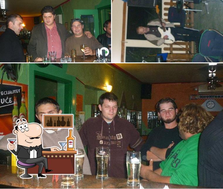Caffe Bar Enigma si caratterizza per la bancone da bar e interni