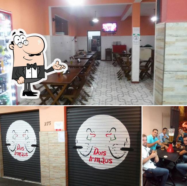 A foto da interior e cerveja no Pizzaria Dois Irmãos