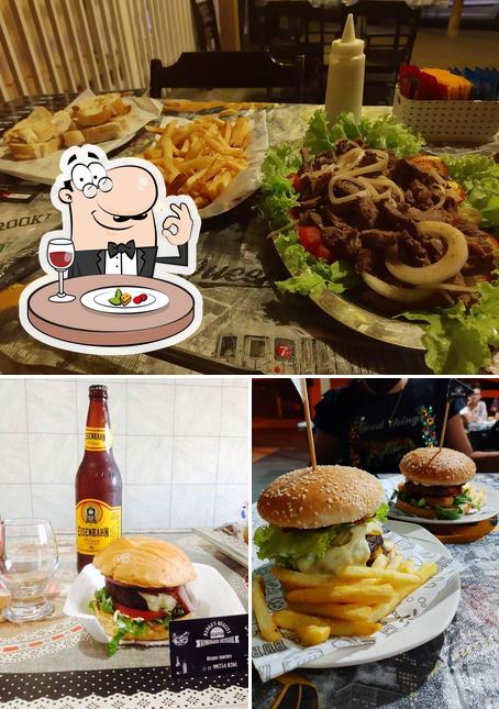 Confira a foto apresentando comida e interior no Berga's Burguer