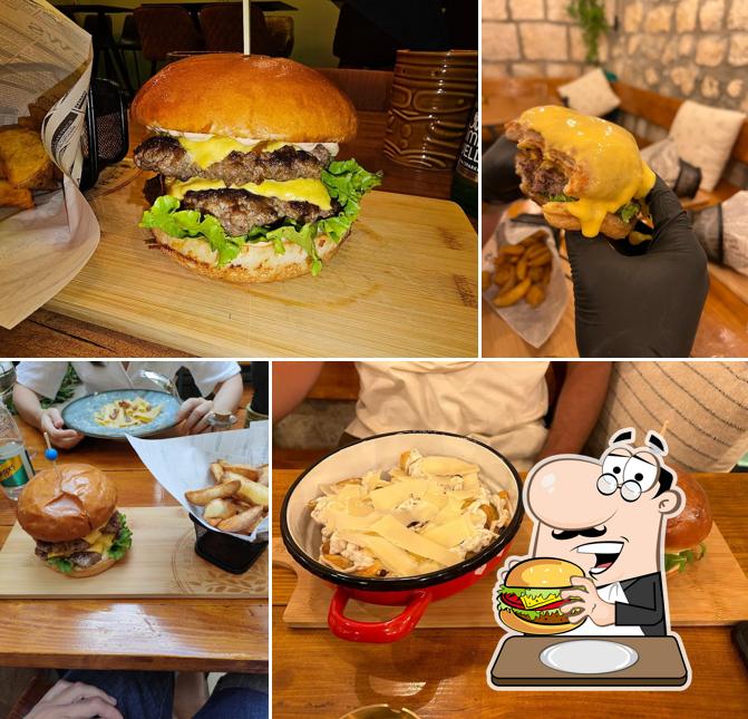 Ordina un hamburger a 505 Homemade Food Station