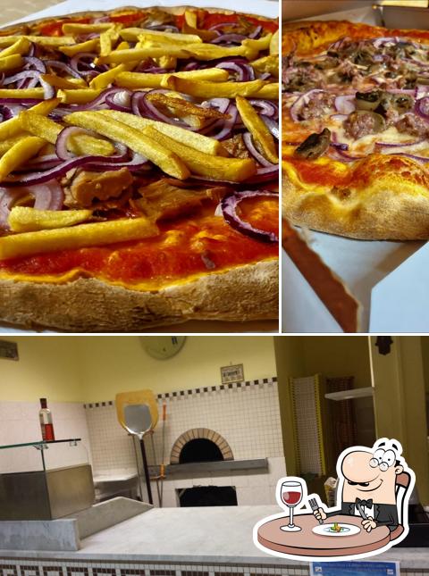 Tra le varie cose da Pizzeria Al Caminetto Bosco Mesola si possono trovare la cibo e interni