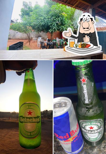 Entre diversos coisas, comida e interior podem ser encontrados no Bar do Zé Ribeiro