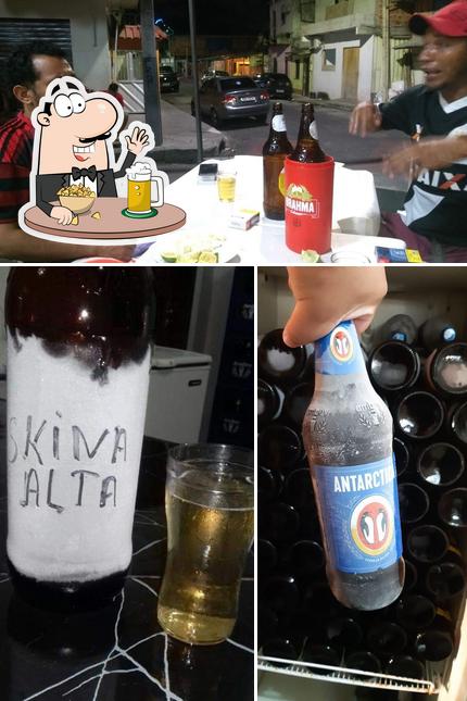 Desfute um copo de cerveja leve ou escura