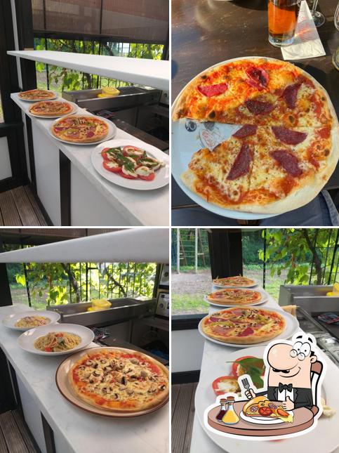 Get pizza at Restaurant Porto