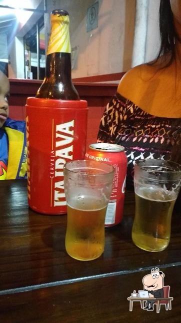 O interior do Bar Cantinho do Zé