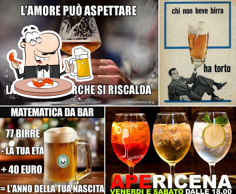 Puoi ordinare un rinfrescante bicchiere di birra chiara o scura