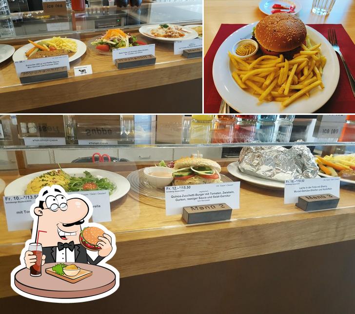 Ordina un hamburger a Cantina e9