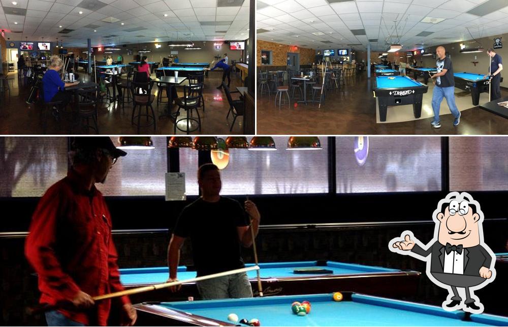 Посмотрите на внутренний интерьер "Skinny Bob's Billiards & Sports Bar"