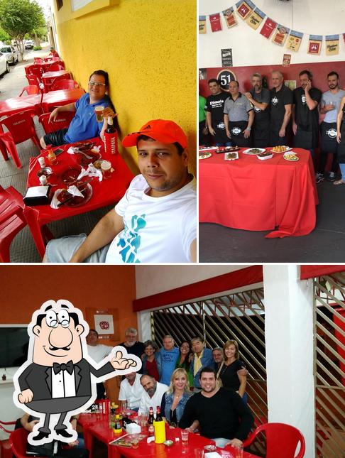 Sente em uma das mesas no Gaúcho's Bar