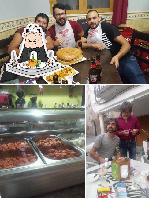 Mira las fotos que muestran comida y interior en Bar El Rincon