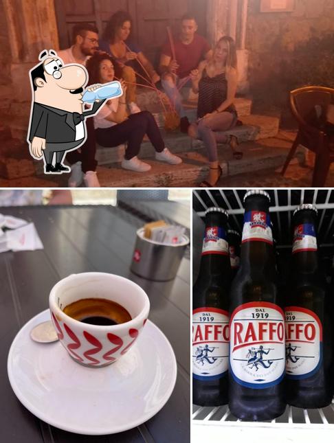 Tra le diverse cose da Caffè Colonna si possono trovare la bevanda e interni