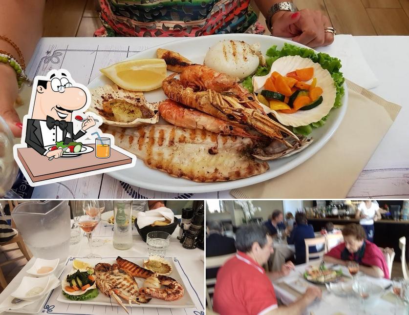 В La Virata Trattoria del Pesce есть еда, столики и многое другое