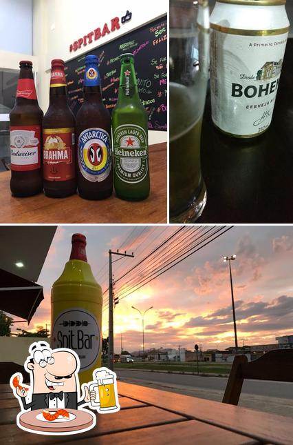 Desfute uma tulipa de cerveja leve ou escura