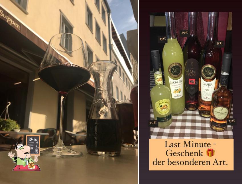 Trattoria Del Corso serves alcohol